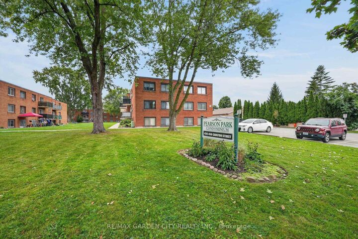 Property Photo:  452 Carlton Street S 37  ON L2M 4X1 