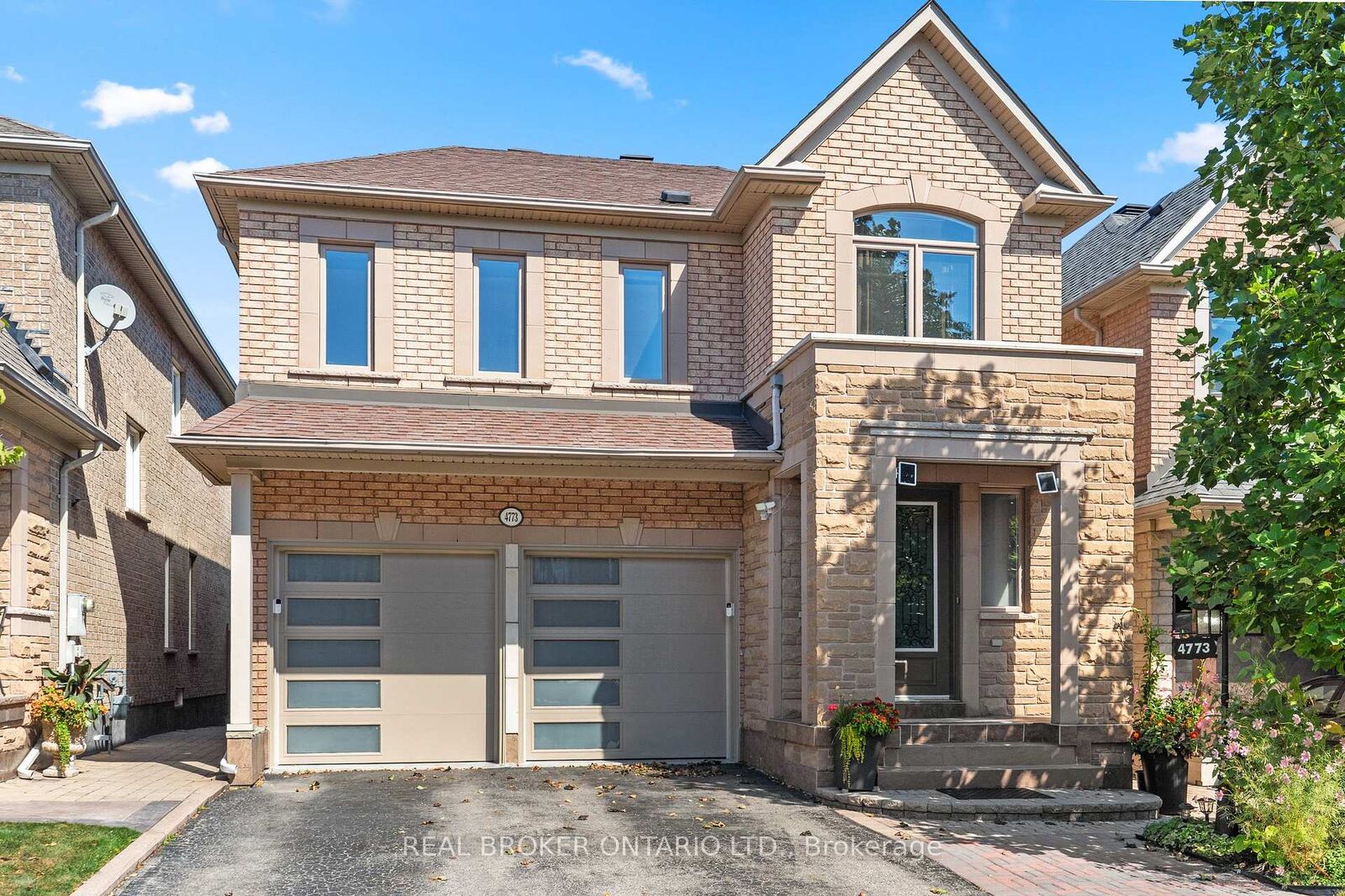 Property Photo:  4773 Yorkshire Avenue  ON L4Z 4H2 