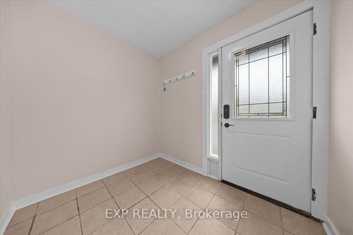 Property Photo:  1449 Ridgebrook Drive  ON K1B 4T1 