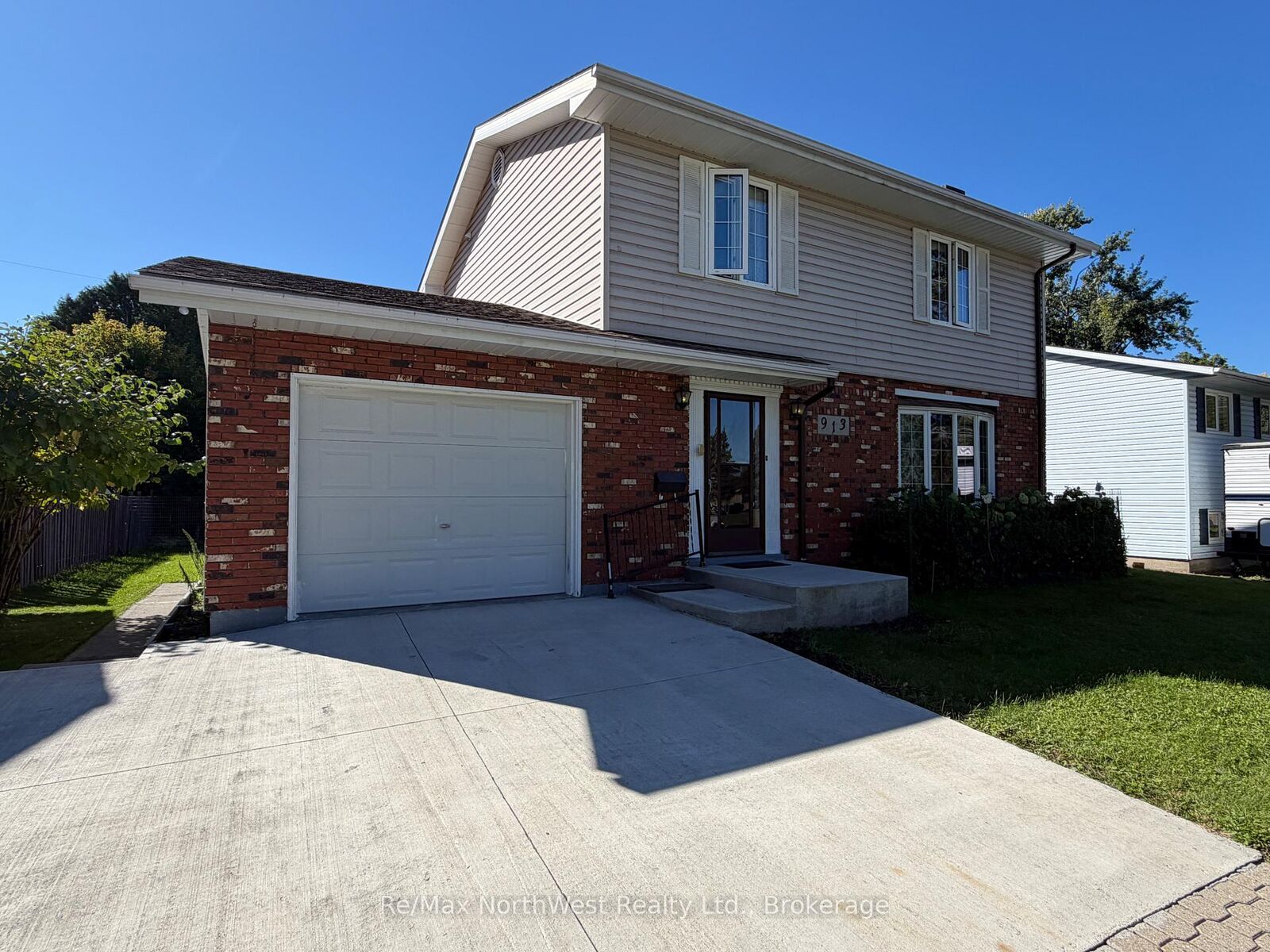 Property Photo: 913 Banta Boulevard ON P9A 3N7