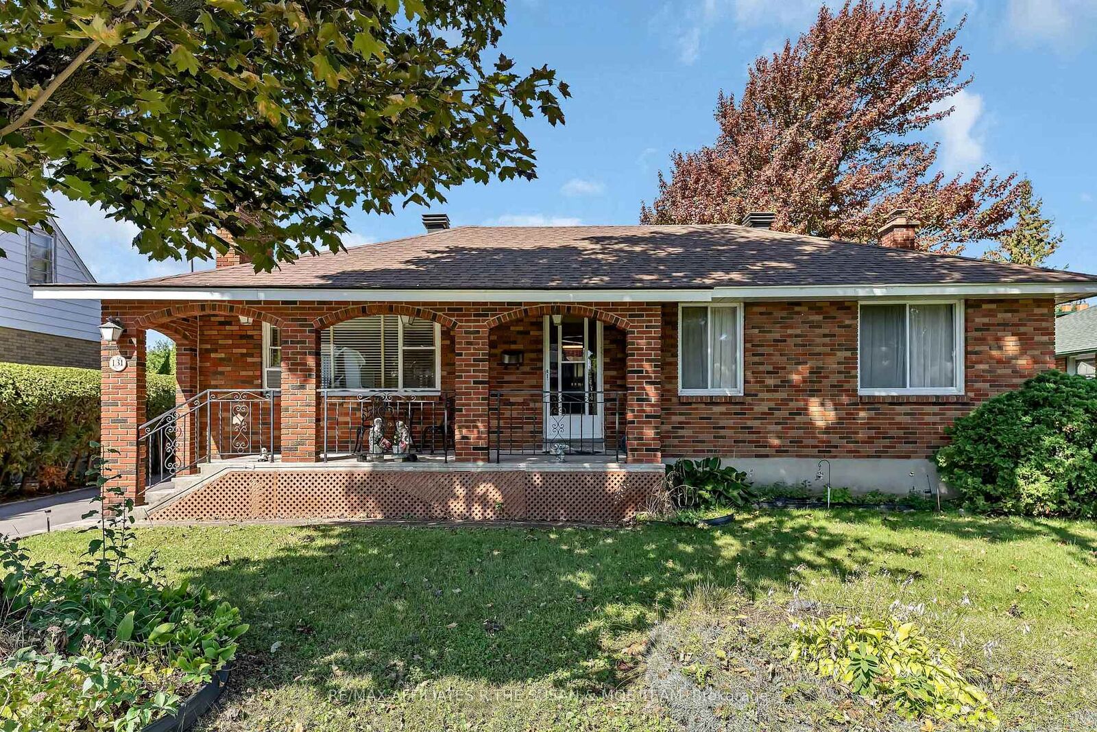 Property Photo:  131 Oakridge Boulevard  ON K2G 2V1 