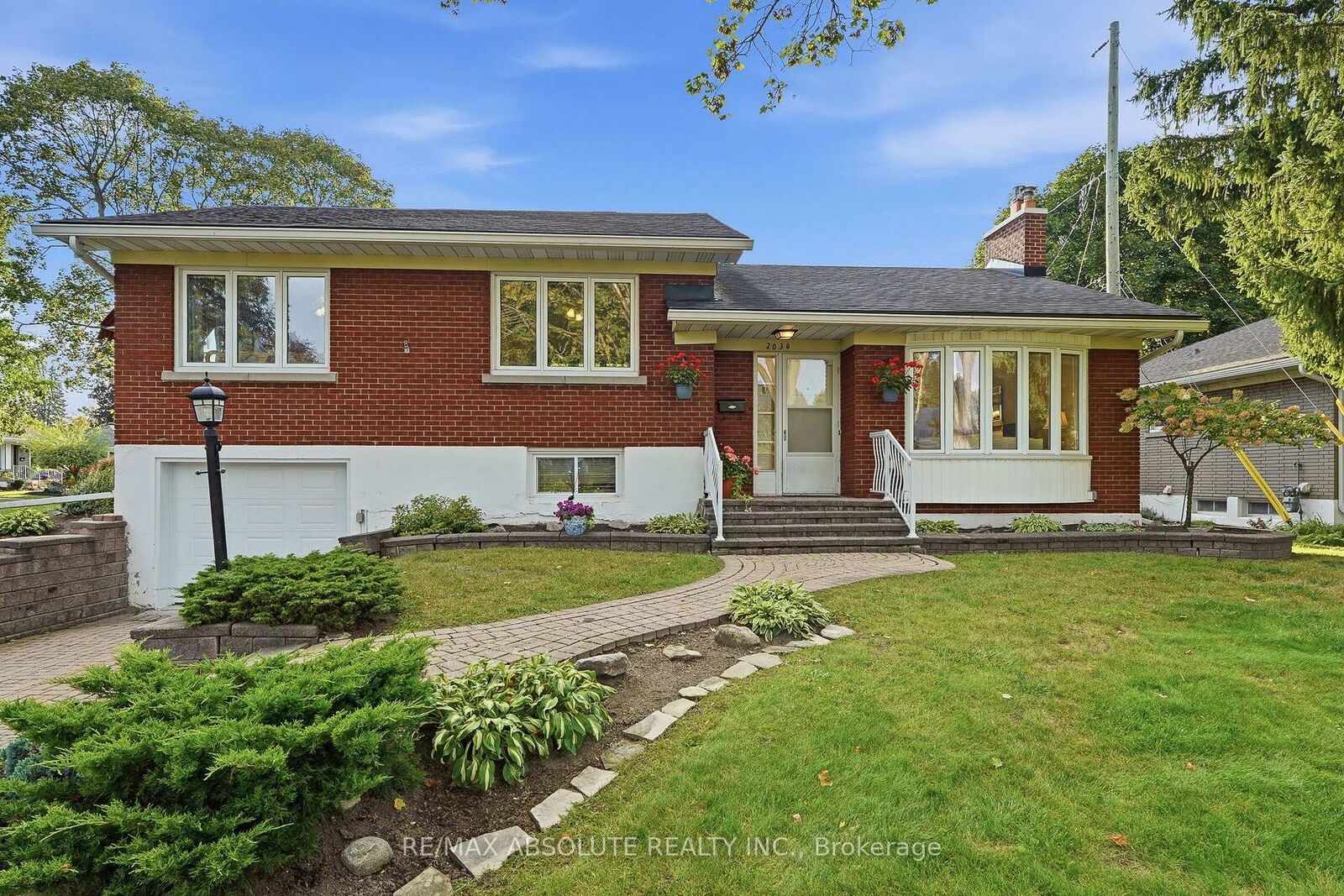 Property Photo:  2034 Camrose Street  ON K1G 2N2 