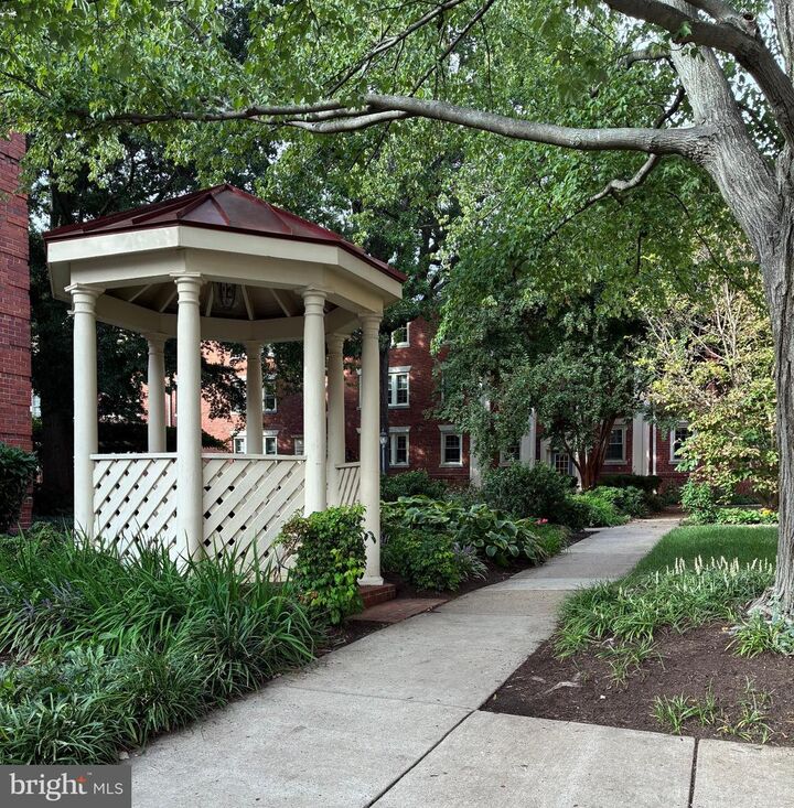 Property Photo: 511 Bashford Lane 5 VA 22314