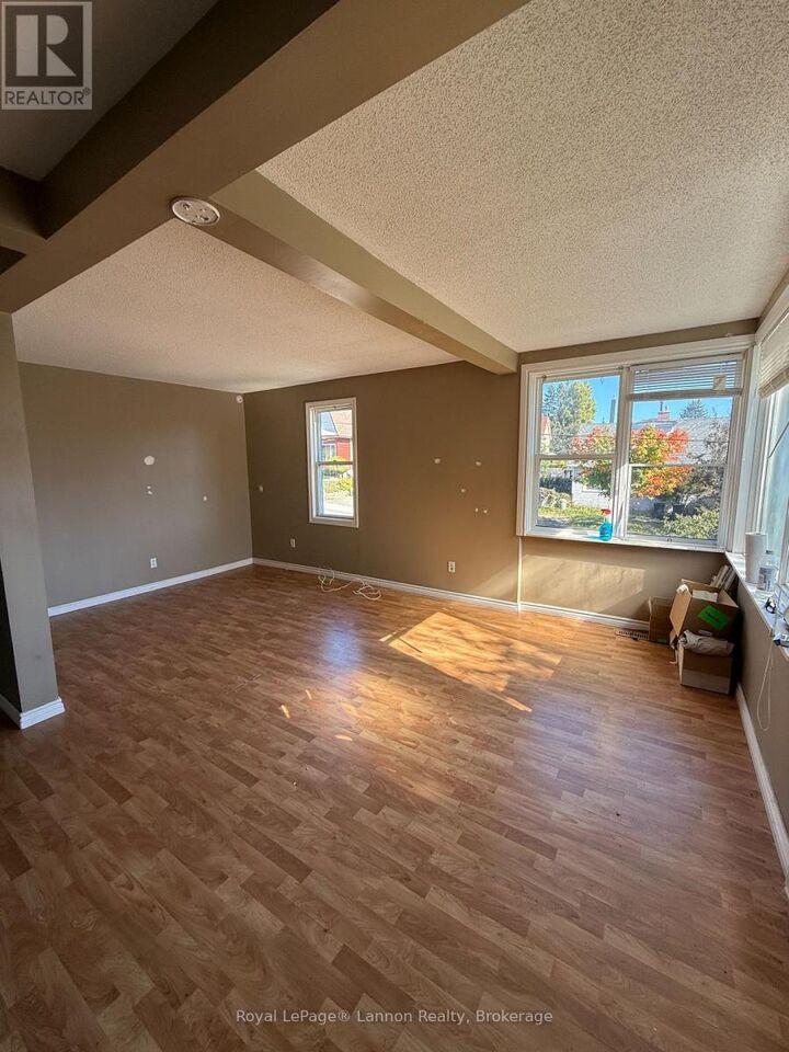 Property Photo:  226 Algoma Street North  ON P7A 5A2 