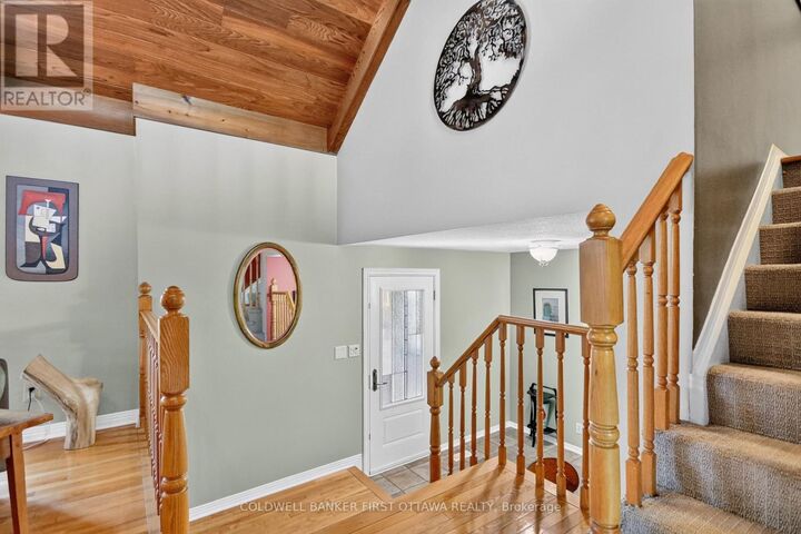 Property Photo: 9 Foxrun Lane ON K1V 9W4