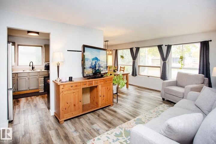 Property Photo: 8 Ash Crescent AB T8N 3J3