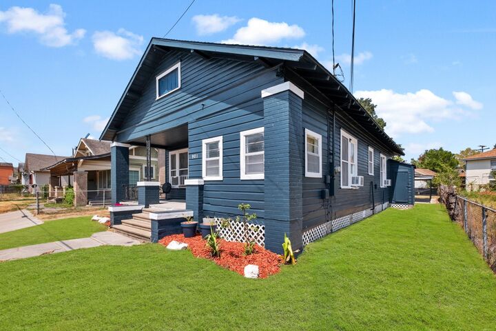 Property Photo:  901 Boundary Street  TX 77009 