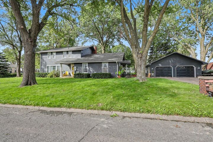 Property Photo:  303 Central Drive  IA 50219 