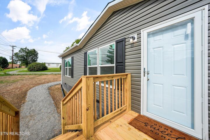 Property Photo:  220 Emory Rd Rd  TN 37709 