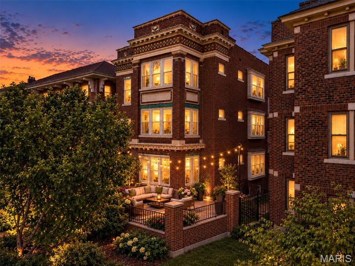 Property Photo: 5572 Waterman Boulevard 1W MO 63112