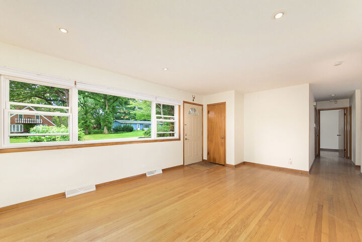 Property Photo:  1814 Grandview Drive  IL 60051 