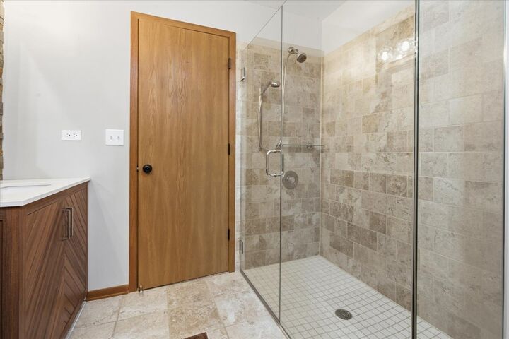 Property Photo:  922 W Happfield Drive  IL 60004 