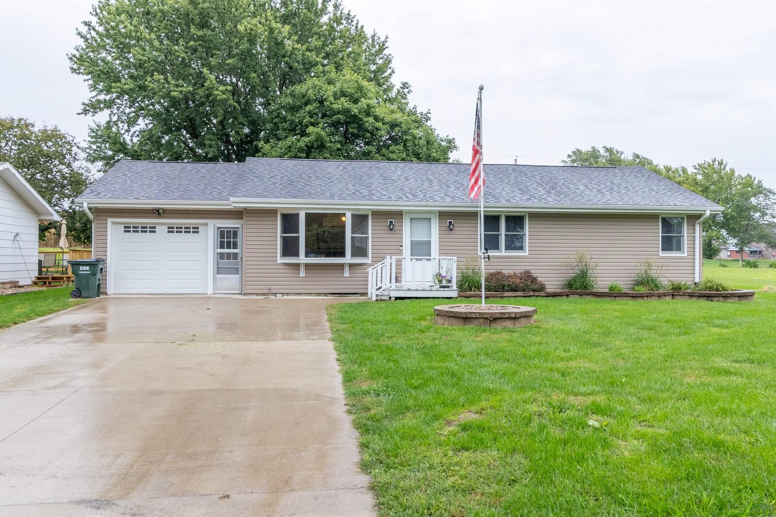 Property Photo:  217 Day Ave  IA 51060 