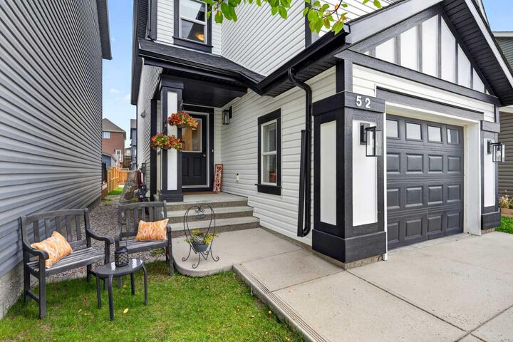 Property Photo:  52 Evansborough Way NW  AB T3P 0M3 