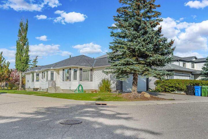 Property Photo:  179 Citadel Close NW  AB T3G 4A5 