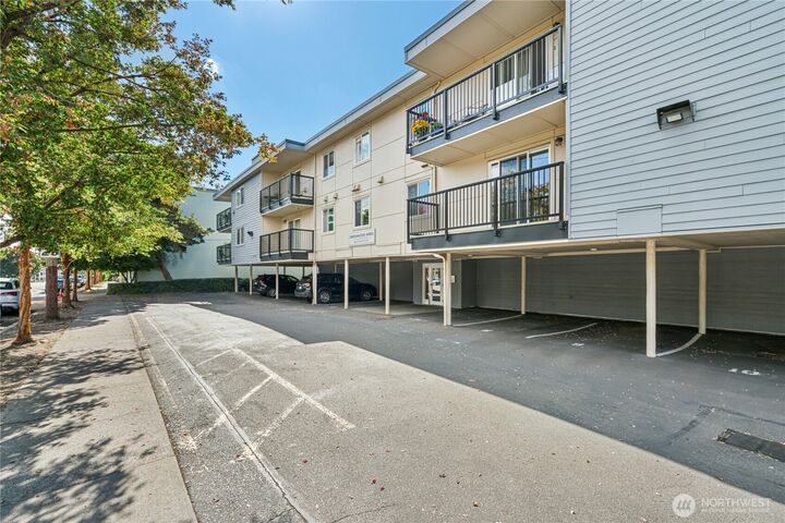 Property Photo: 9255 Greenwood Avenue N 38 WA 98103