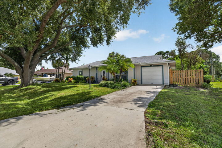 Property Photo:  872 SW Nichols Terrace  FL 34953 
