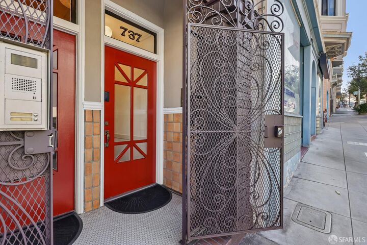 Property Photo:  737 Union Street  CA 94133 