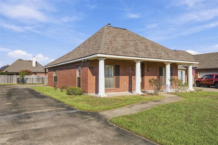 Property Photo:  5714 E Dietrich Loop E  LA 70605 
