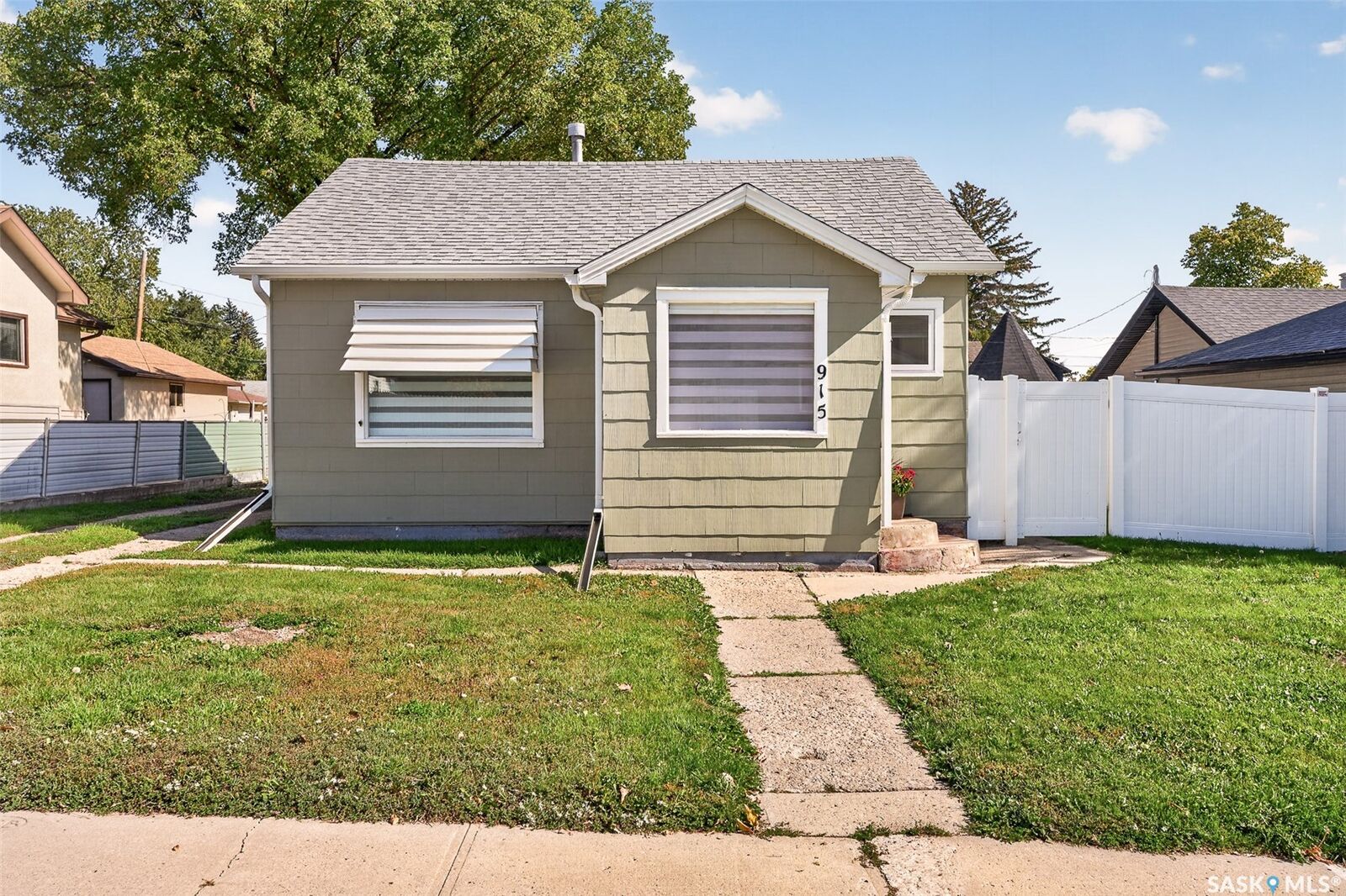 Property Photo: 915 4th Avenue NW SK S6H 3W9