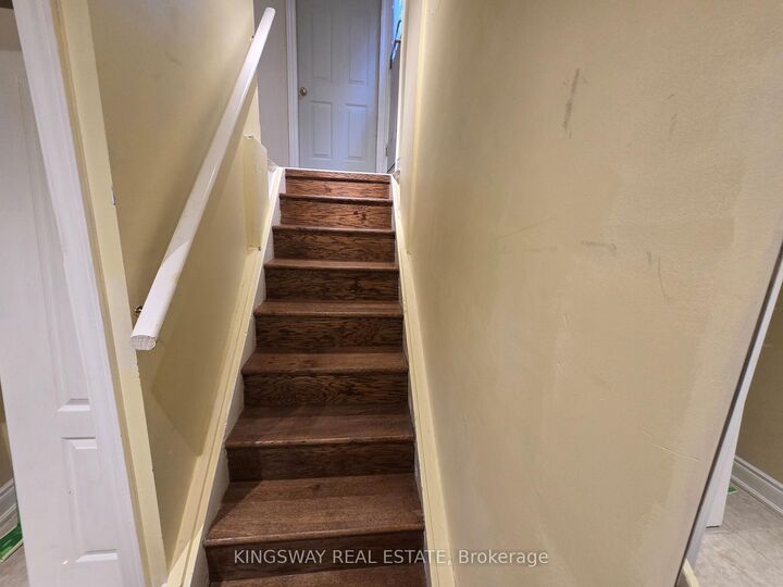 Property Photo:  4798 Crystal Rose Drive Basement Apt  ON L5V 1G9 