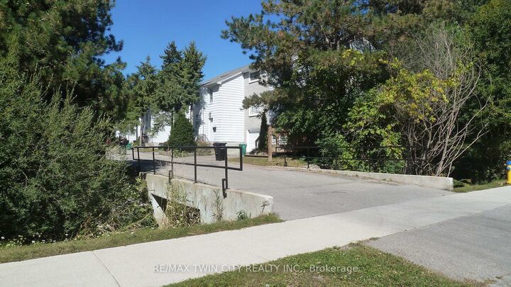 Property Photo: 647 Albert Street 4 ON N2L 3V5