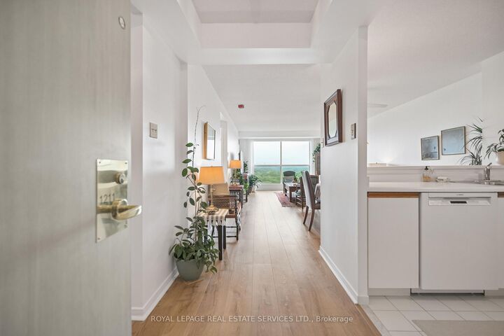 Property Photo:  2155 Burnhamthorpe Road 1211  ON L5L 5P4 
