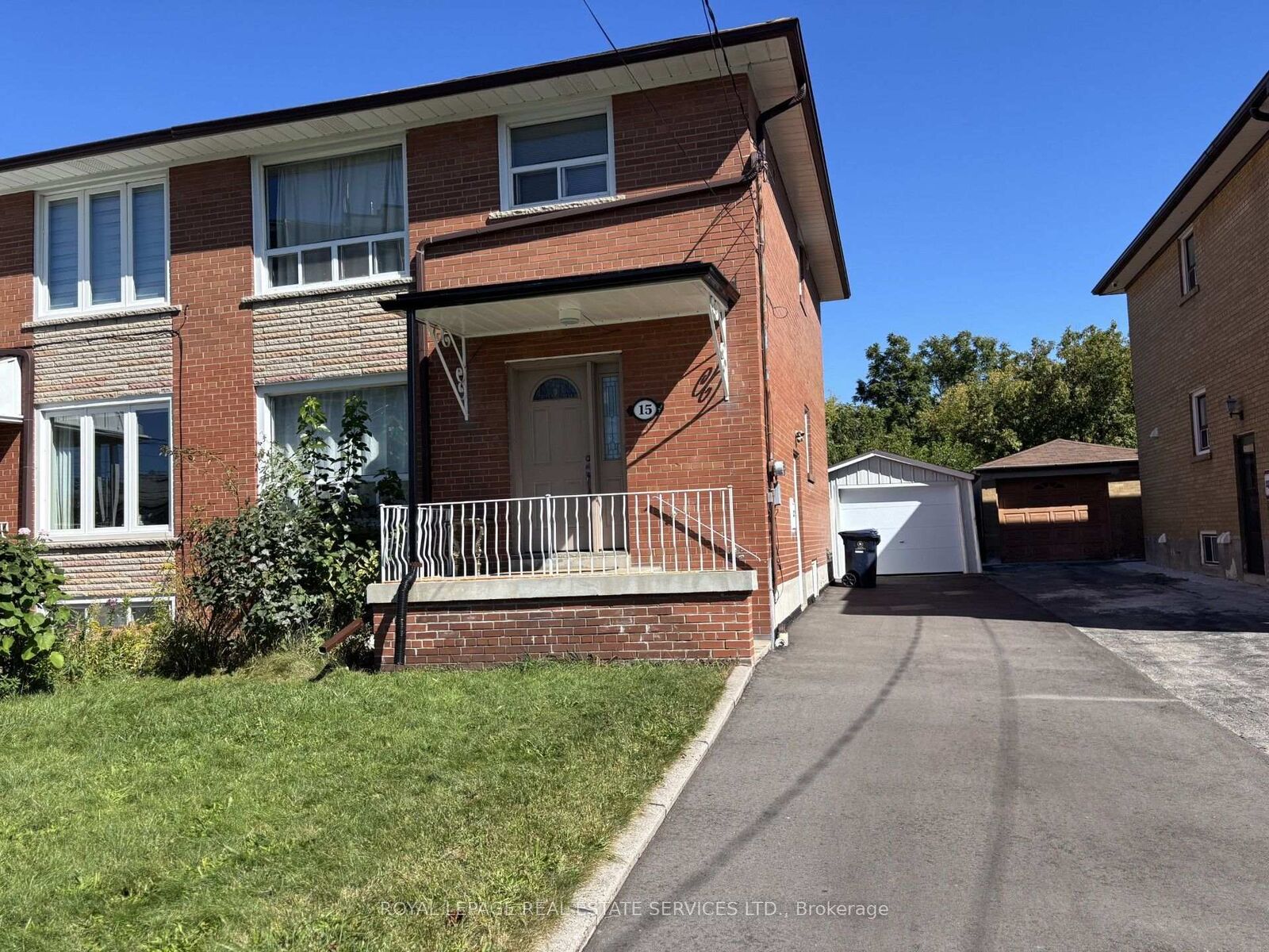 Property Photo:  15 Sonnet Court Room  ON M6L 1J6 