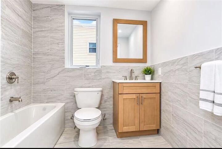 Property Photo: 22 Hope Street 2F NY 10305