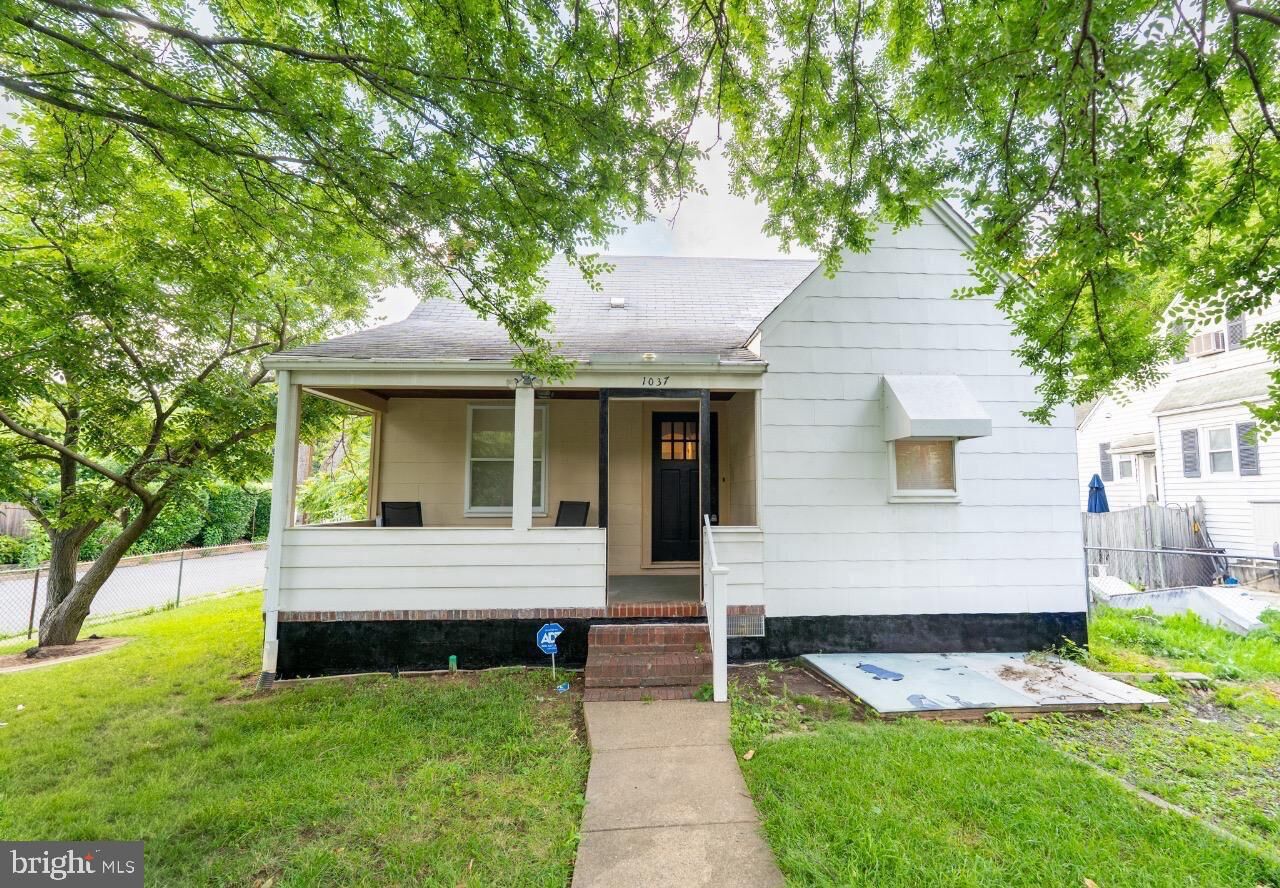 Property Photo:  1037 16th Street S  VA 22202 