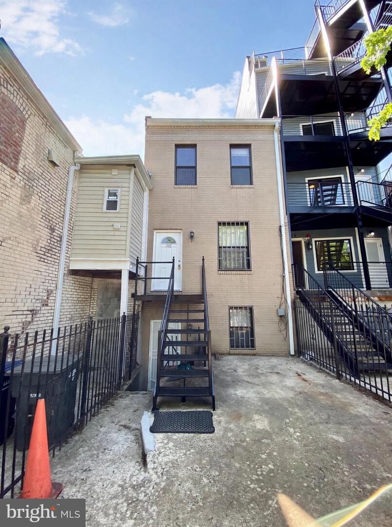 Property Photo:  1702 Lincoln Road NE 2  DC 20002 