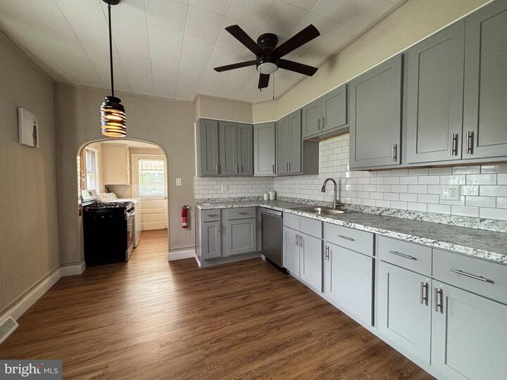 Property Photo:  