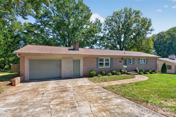 Property Photo:  120 Regal Circle  NC 28117 
