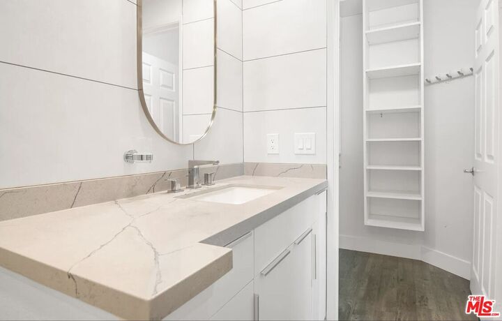 Property Photo:  620 S Gramercy Pl, Unit 206  CA 90005 