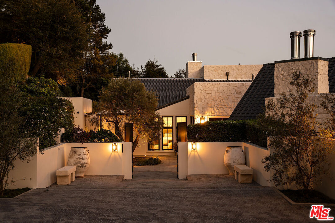 Property Photo:  851 Strada Vecchia Rd  CA 90077 