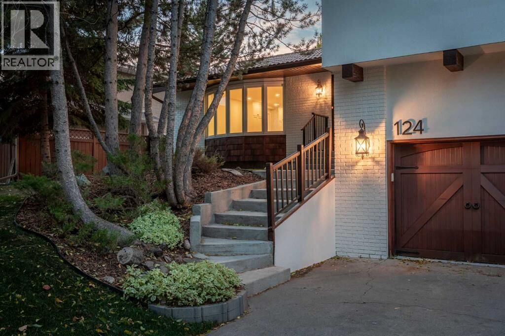 Property Photo:  124 Canterbury Drive Southwest  AB T2W 1H3 