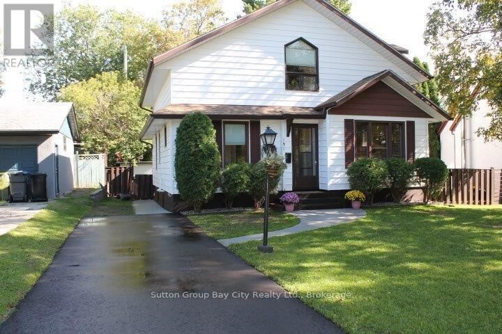 Property Photo:  131 Rupert Street  ON P7B 3W8 