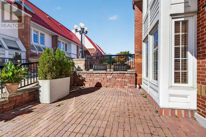Property Photo:  1 Place D'Armes 39  ON K7K 6S1 