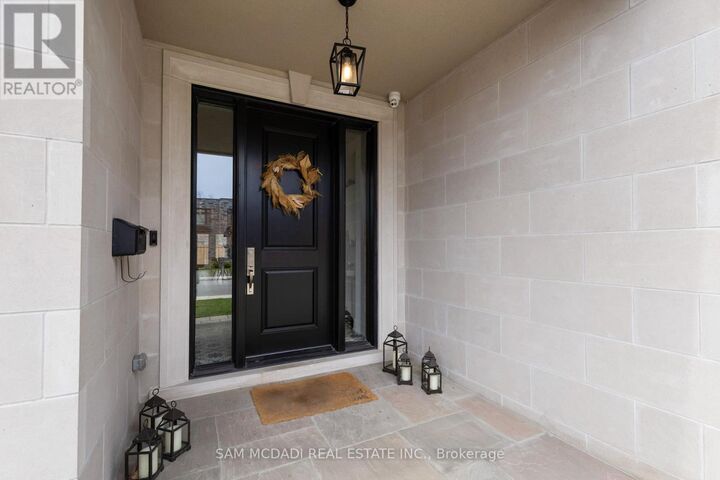 Property Photo:  4 Iroquois Avenue  ON L5G 1M6 