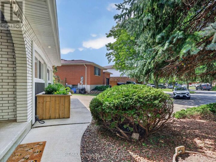 Property Photo: 14 Fairlawn Court ON L2M 7K4