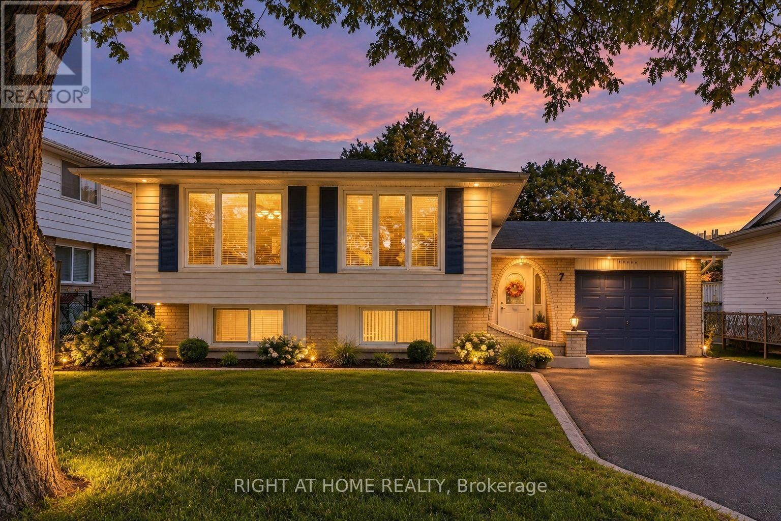 Property Photo:  7 Hanover Place North  ON L8K 5X7 