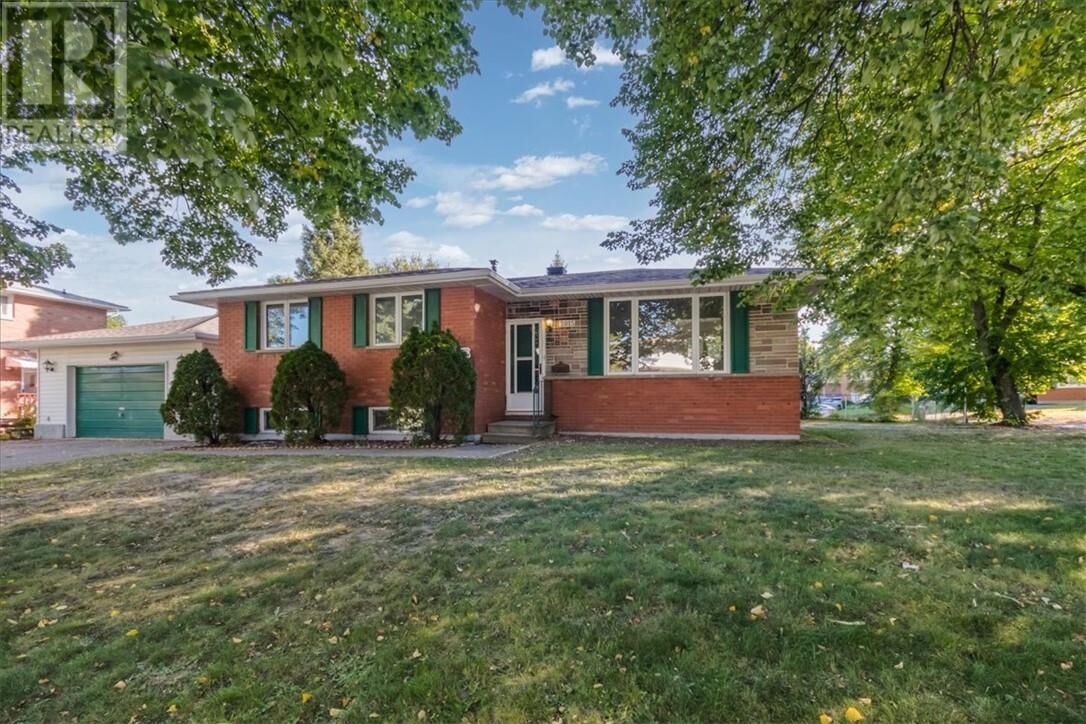 Property Photo:  2015 Elderwood Drive  ON P3B 2A7 