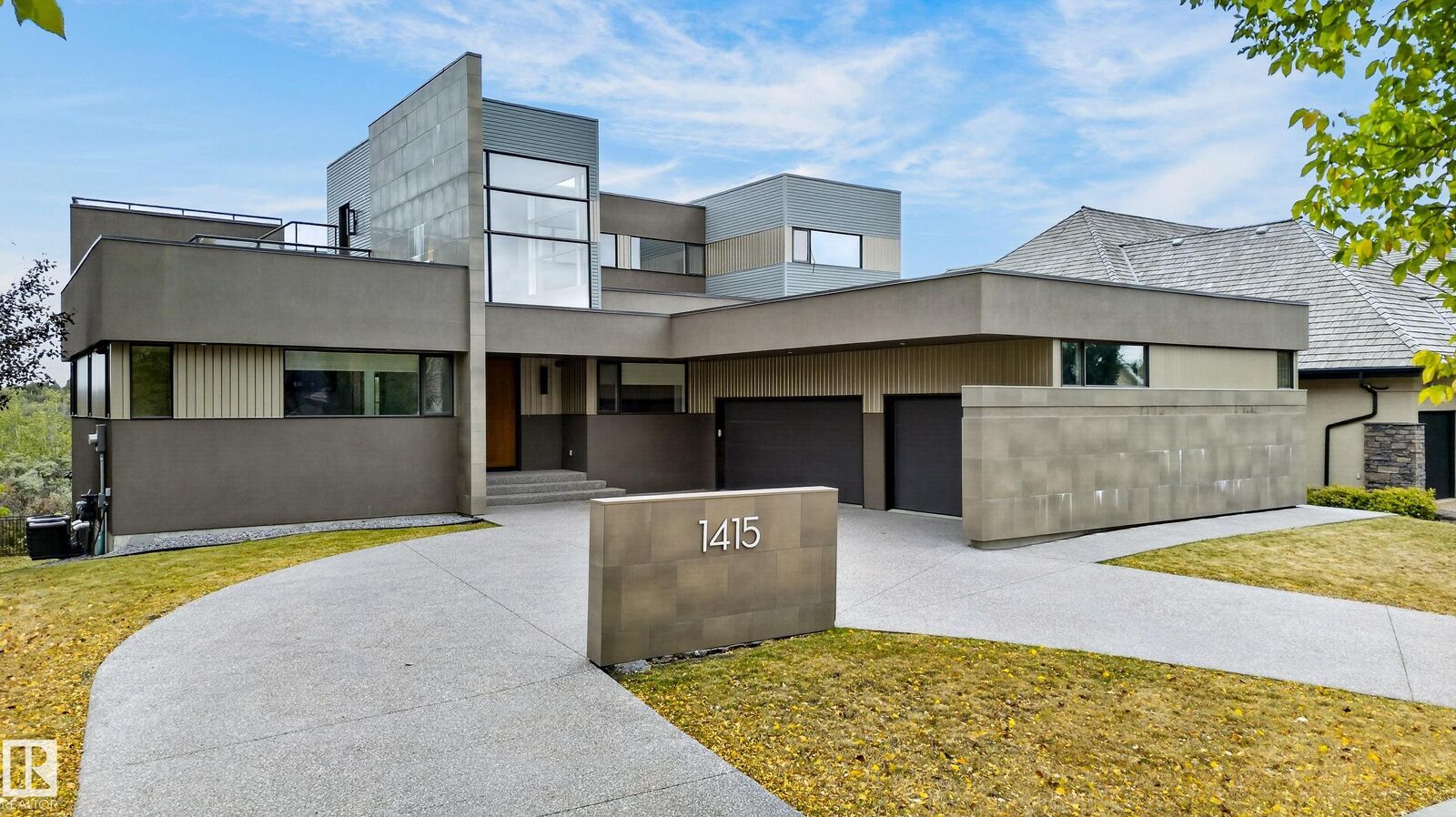 Property Photo:  1415 Woodward Crescent NW  AB T6M 0A3 