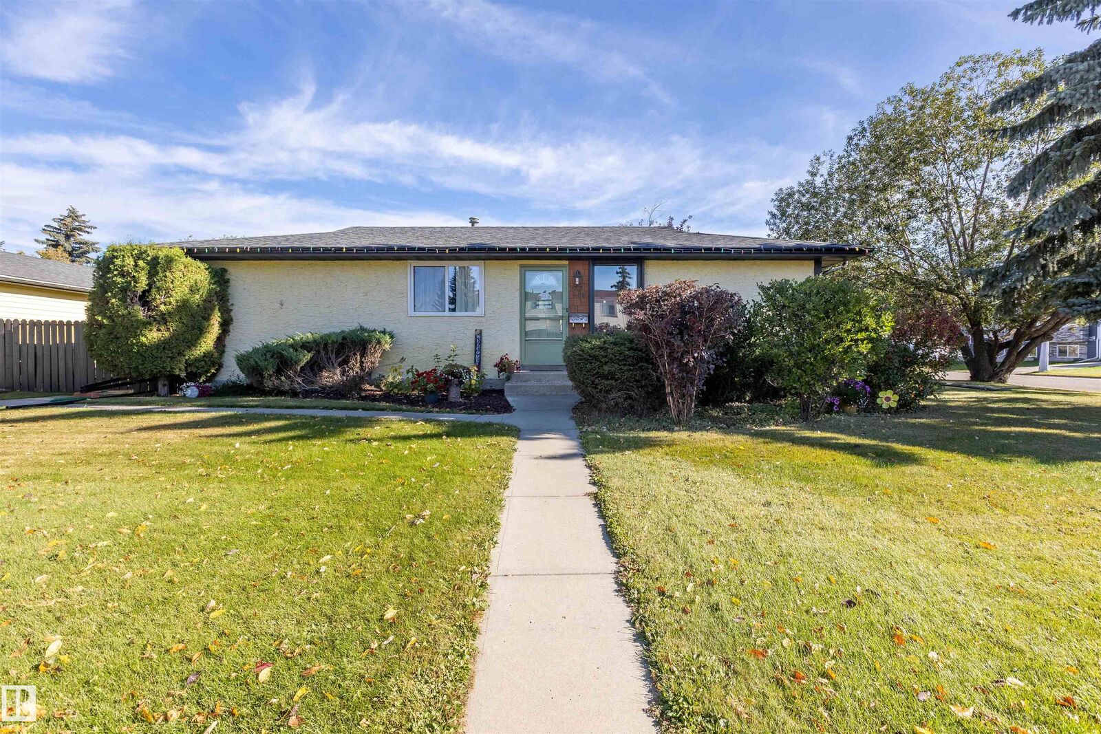 Property Photo:  9012 99 Avenue  AB T8R 1K4 