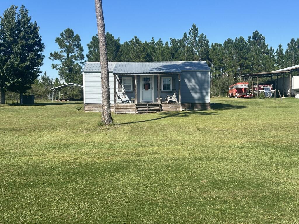 Property Photo: 275 Raven Ln FL 32465