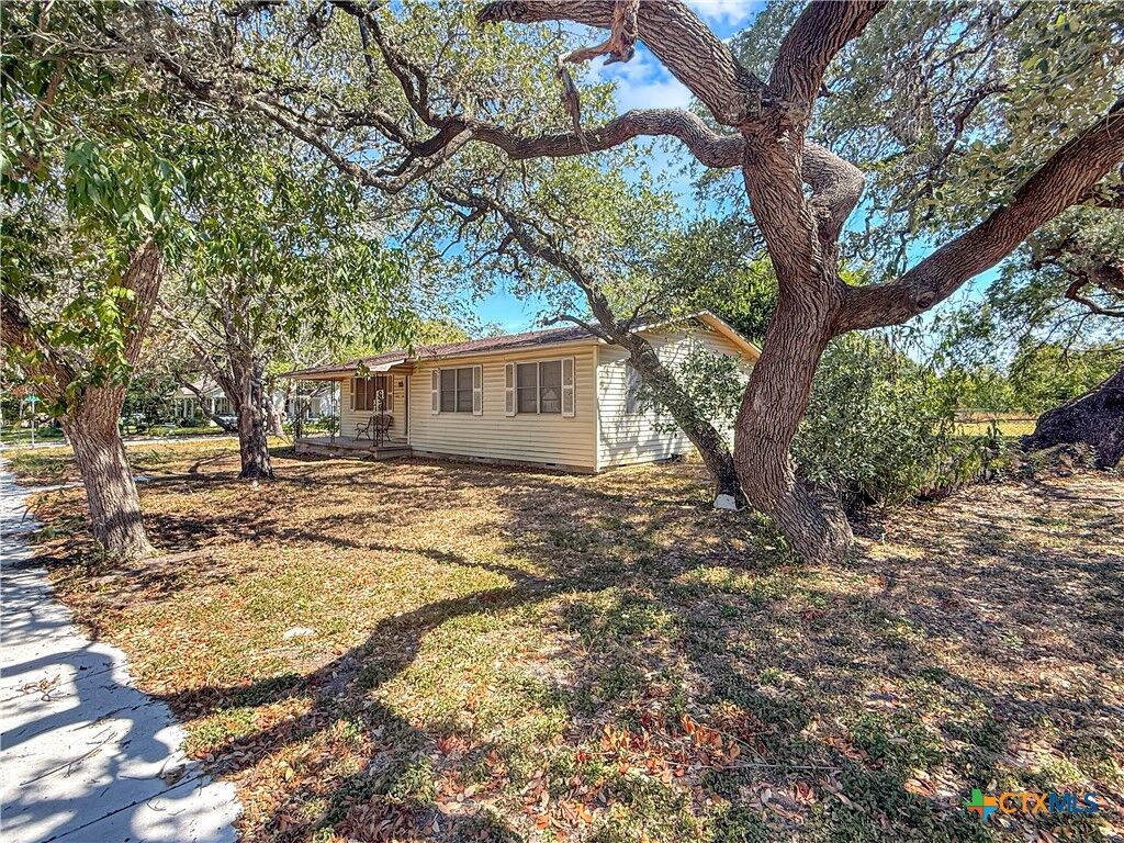 Property Photo:  416 N Penn Street  TX 78941 