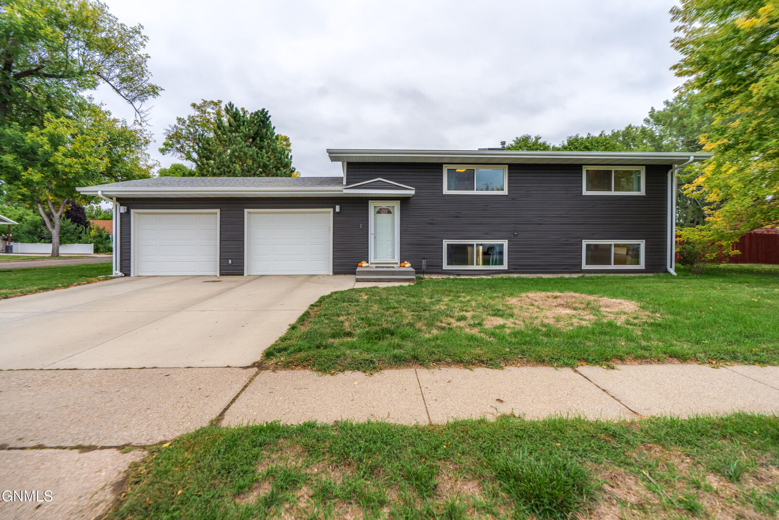 Property Photo:  405 Meadow Lane  ND 58504 
