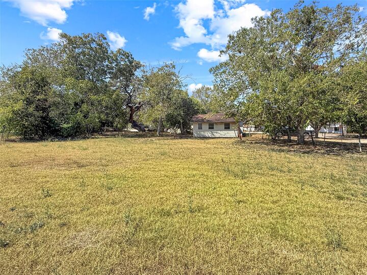 Property Photo:  416 N Penn Street  TX 78941 