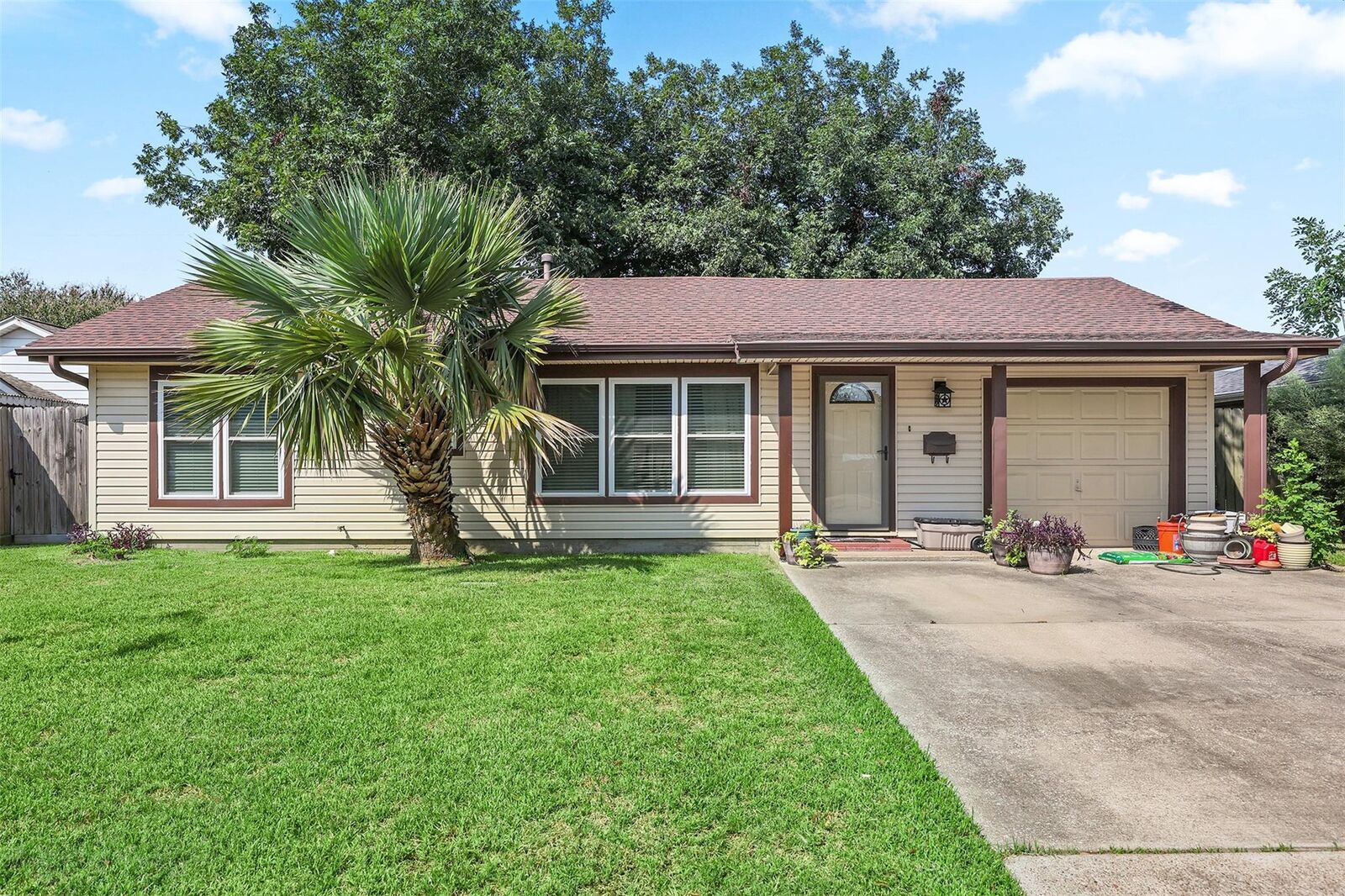 Property Photo:  822 Grove Street  TX 77536 