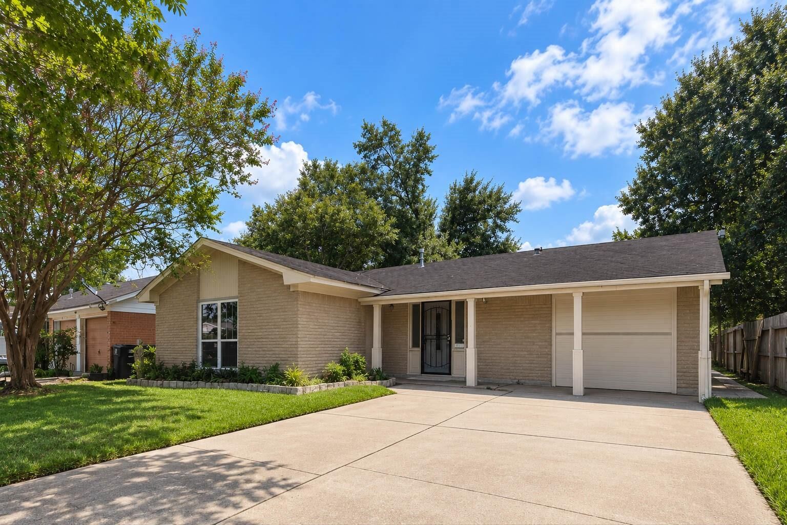 Property Photo:  3719 Heatherbrook Drive  TX 77045 